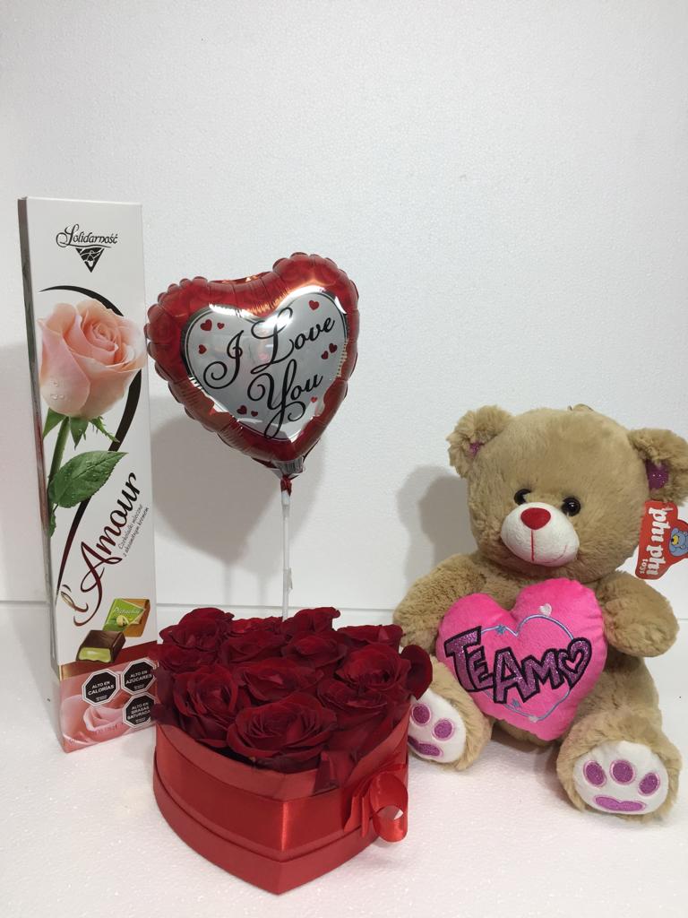 Caja corazn con 12 Rosas ms Bombones de 116 Grs, Peluche de 26 cm y Globito